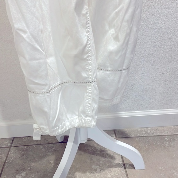 Cotton crop pants w/embroidered details! Belt loop elastic waist, zip closure. M - Picture 5 of 9